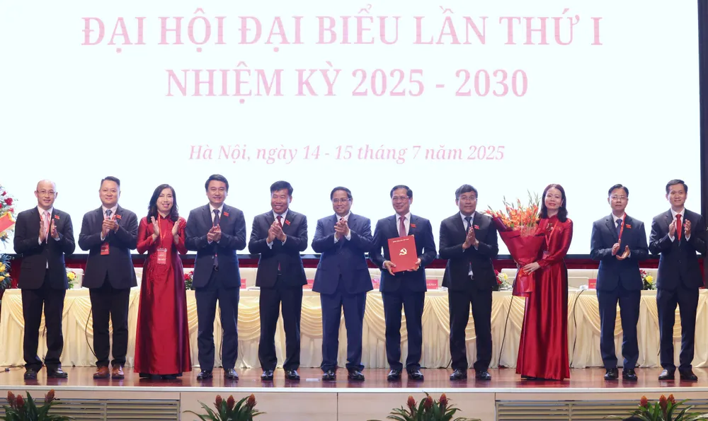 Thủ tướng Phạm Minh Chính chúc mừng Ban Thường vụ Đảng bộ Bộ Ngoại giao nhiệm kỳ 2025 - 2030. Ảnh: VIẾT CHUNG 1000006376.jpg