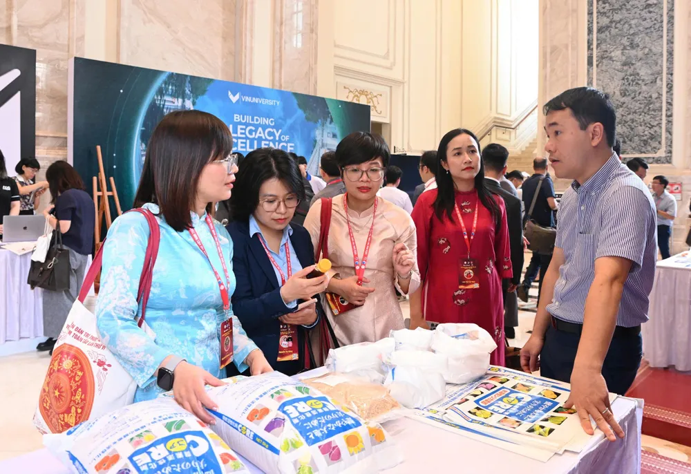 Các đại biểu dự diễn đàn tham quan các mô hình, sản phẩm sáng tạo của các doanh nghiệp trẻ 1000006451.jpg
