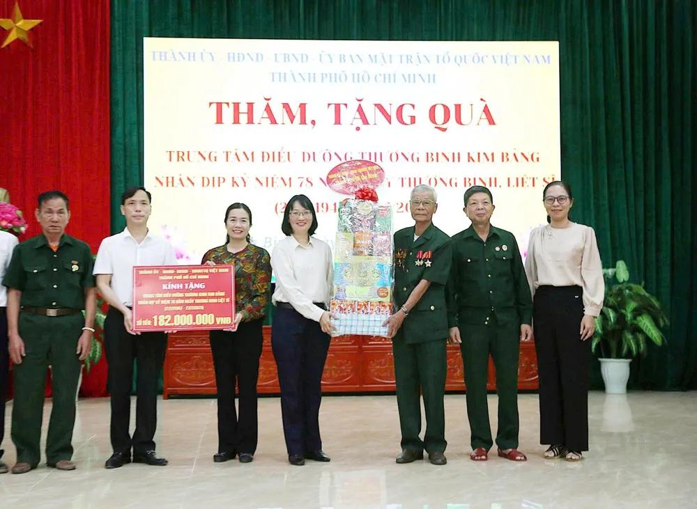 ផ្តល់អំណោយ និងថវិកាឧបត្ថម្ភដល់មជ្ឈមណ្ឌលគិលានុបដ្ឋាកគិលានុបដ្ឋាយិកា Kim Bang War។ រូបថត៖ HA NGUYEN 1000006475.jpg