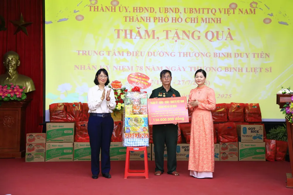 អនុប្រធានគណៈកម្មាធិការប្រជាជនទីក្រុងហូជីមិញ លោក Tran Thi Dieu Thuy បានប្រគល់អំណោយ និងថវិកាដល់មជ្ឈមណ្ឌលគិលានុបដ្ឋាយិកា Duy Tien សម្រាប់យុទ្ធជនពិការ។ រូបថត៖ HA NGUYEN 1000006476.jpg