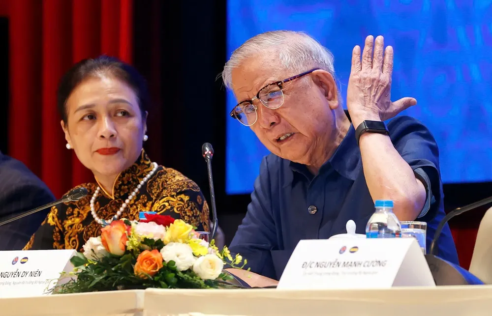Nguyên Bộ trưởng Bộ Ngoại giao Nguyễn Dy Niên phát biểu tại hội thảo. Ảnh: VIẾT CHUNG 1000006971.jpg