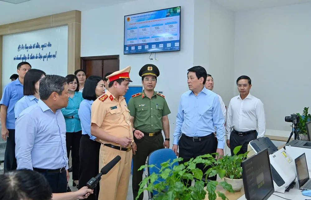 Chủ tịch nước Lương Cường và đoàn công tác tới thăm, kiểm tra hoạt động tại Trung tâm Phục vụ hành chính công tỉnh Quảng Ninh chiều 29-7. Ảnh: VIẾT CHUNG 1000007008.jpg