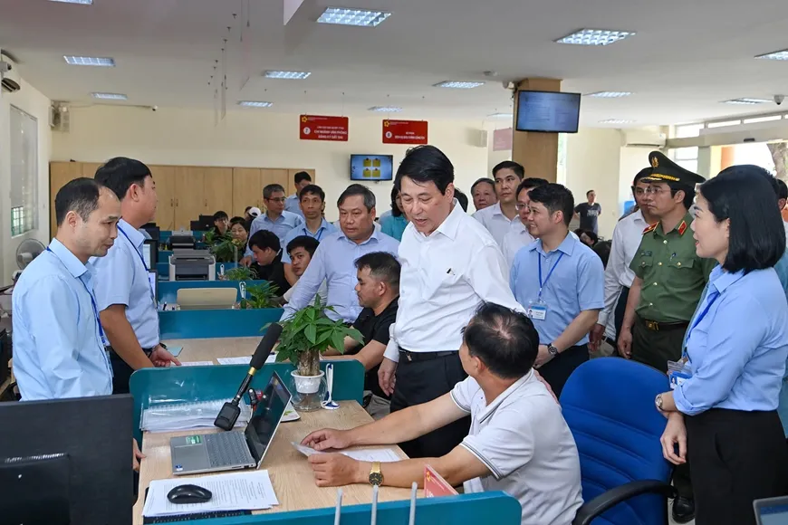 Chủ tịch nước Lương Cường thăm và kiểm tra hoạt động tại Trung tâm Phục vụ hành chính công xã Quảng Hà CTN2.jpg
