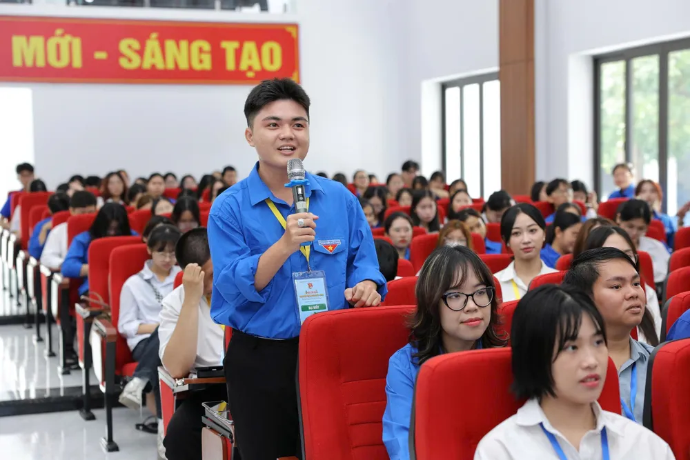 Các đại biểu tham gia tọa đàm chuyên đề “Hành trang hội nhập quốc tế cho thanh thiếu niên Việt Nam trong kỷ nguyên số" 1000007080.jpg