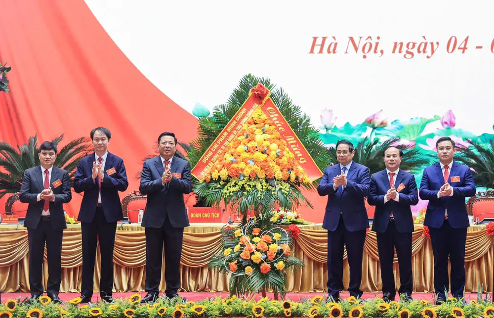 Thủ tướng Phạm Minh Chính tặng hoa chúc mừng Đại hội đại biểu lần thứ I, nhiệm kỳ 2021 - 2025 của Bộ Xây dựng 1000007180.jpg