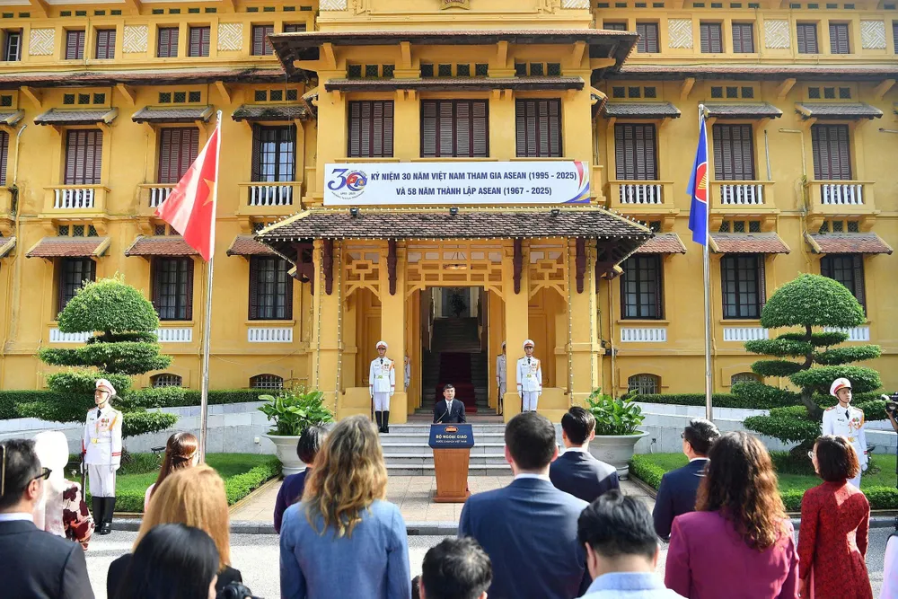 Lễ thượng cờ kỷ niệm 58 năm ngày thành lập ASEAN. Ảnh: VIẾT CHUNG Le thuong co 1.jpg
