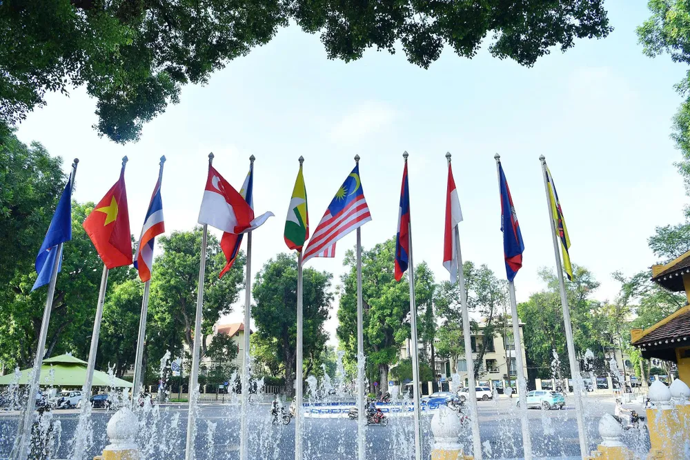 Cờ các quốc gia trong ASEAN tung bay trước trụ sở Bộ Ngoại giao. Ảnh: VIẾT CHUNG Le thuong co 3.jpg