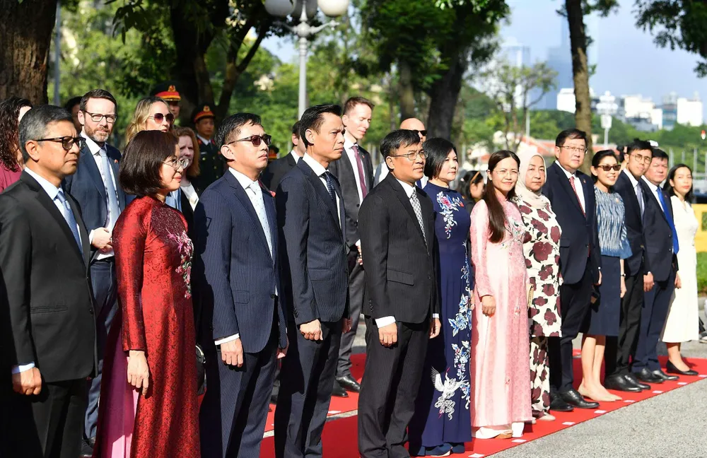 Các đại biểu dự Lễ thượng cờ ASEAN. Ảnh: VIẾT CHUNG Le thuong co 4.jpg