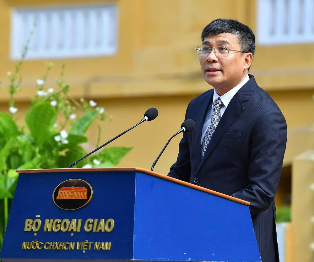 Thứ trưởng Bộ Ngoại giao Nguyễn Minh Vũ phát biểu tại Lễ thượng cờ ASEAN. Ảnh: VIẾT CHUNG Le thuong co 5.jpg