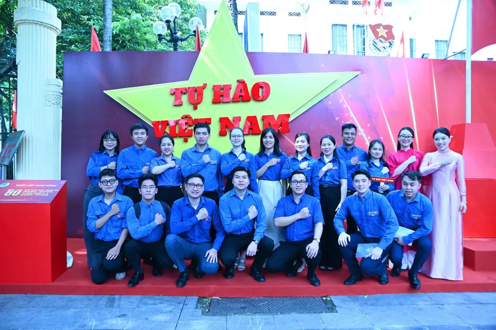 Các bạn trẻ chụp ảnh check-in “Tôi yêu Tổ quốc tôi” sáng 8-8 TYTQT2.jpg