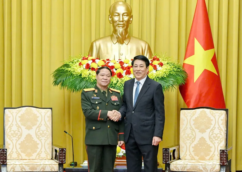 Chủ tịch nước Lương Cường tiếp Trung tướng Vongsone Inpanphim. Ảnh: VIẾT CHUNG 1000007281.jpg