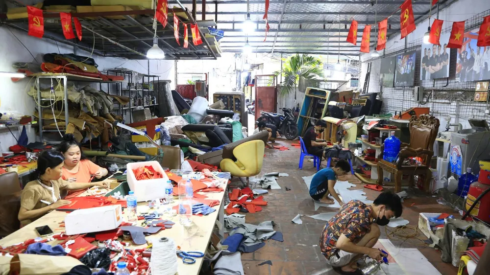 Xưởng Bệnh Viện Đồ Da đang tất bật sản xuất bộ sưu tập “Việt Nam ơi” trong dự án “Tôi giỏi” của nhóm người yếu thế Ha 2.jpg