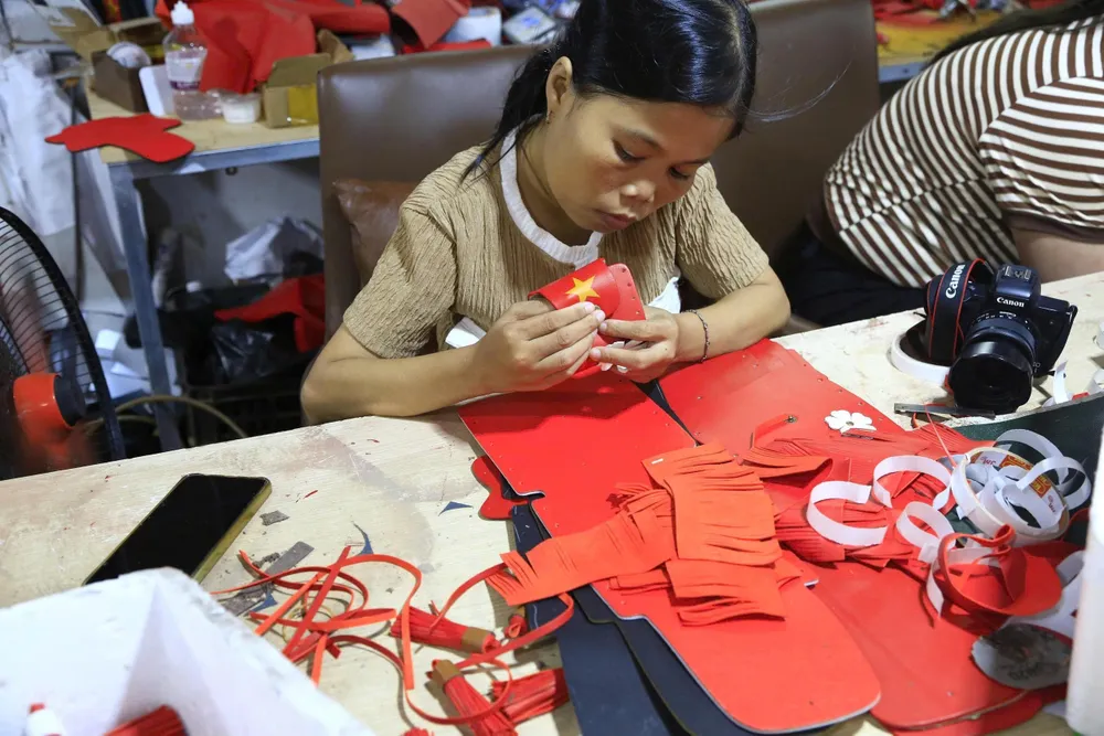 Mắc bệnh tan máu bẩm sinh, chị Hà Thị Chung (sinh năm 1996) mới đến xưởng làm việc được hơn 1 tháng, nhưng đã cho ra nhiều sản phẩm sau 10 ngày học việc Ha 3.jpg