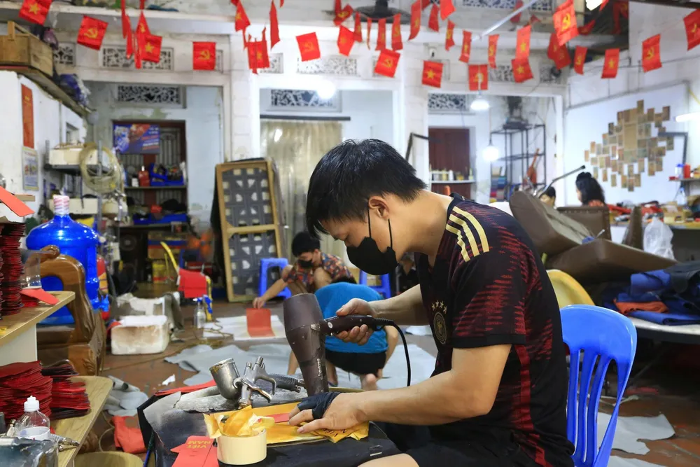 Lang thang đi đánh giày vỉa hè từ nhỏ, anh Bùi Văn Khuê được giới thiệu vào làm tại xưởng, trở thành thợ chính trong các khâu sản xuất sản phẩm da trong bộ sưu tập “Việt Nam ơi”, bao gồm móc khóa, túi xách… Ha 4.jpg