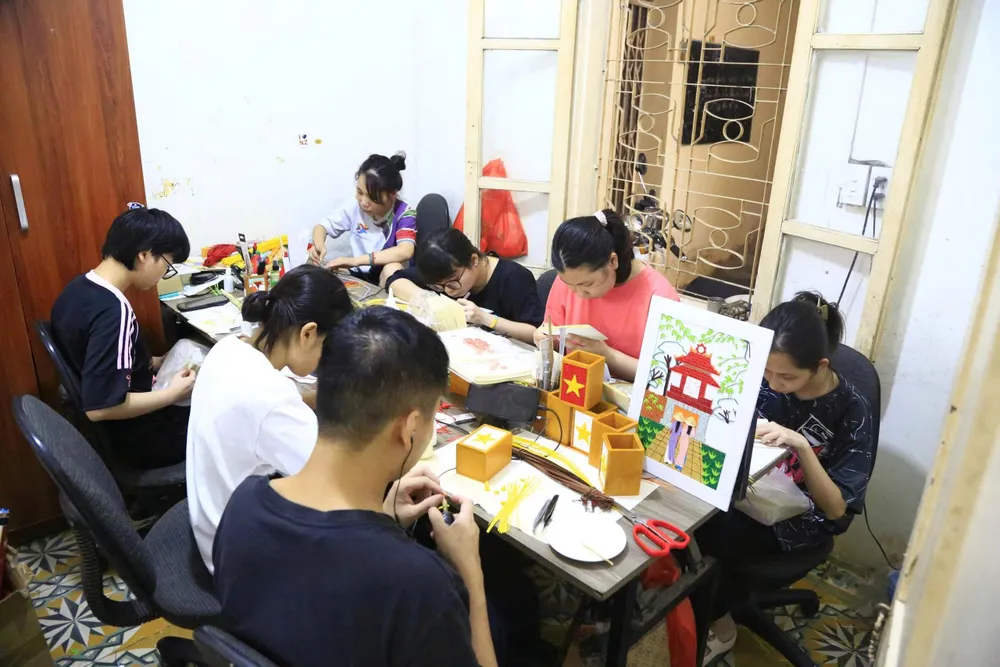 Những người khuyết tật tại xưởng Thương Thương Handmade tỉ mỉ tạo hình các chi tiết lá cờ Tổ quốc từ giấy cuộn Ha 6.jpg