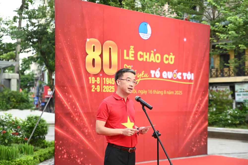 Anh Nguyễn Tường Lâm, Chủ tịch Hội Liên hiệp Thanh niên Việt Nam, phát biểu tại lễ chào cờ sáng 16-8 1000007370.jpg