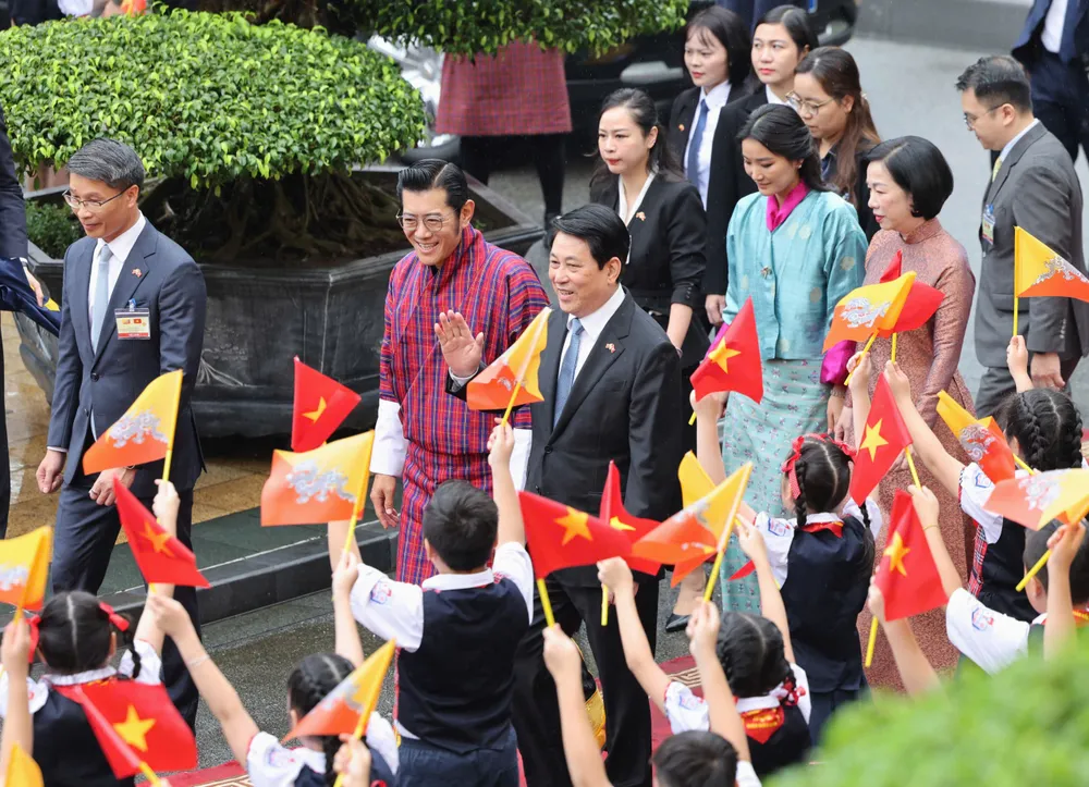 Chủ tịch nước Lương Cường và Phu nhân chào mừng Quốc vương Bhutan Jigme Khesar Namgyel Wangchuck và Hoàng hậu, sáng 19-8. Ảnh: QUANG PHÚC 1000007875.jpg