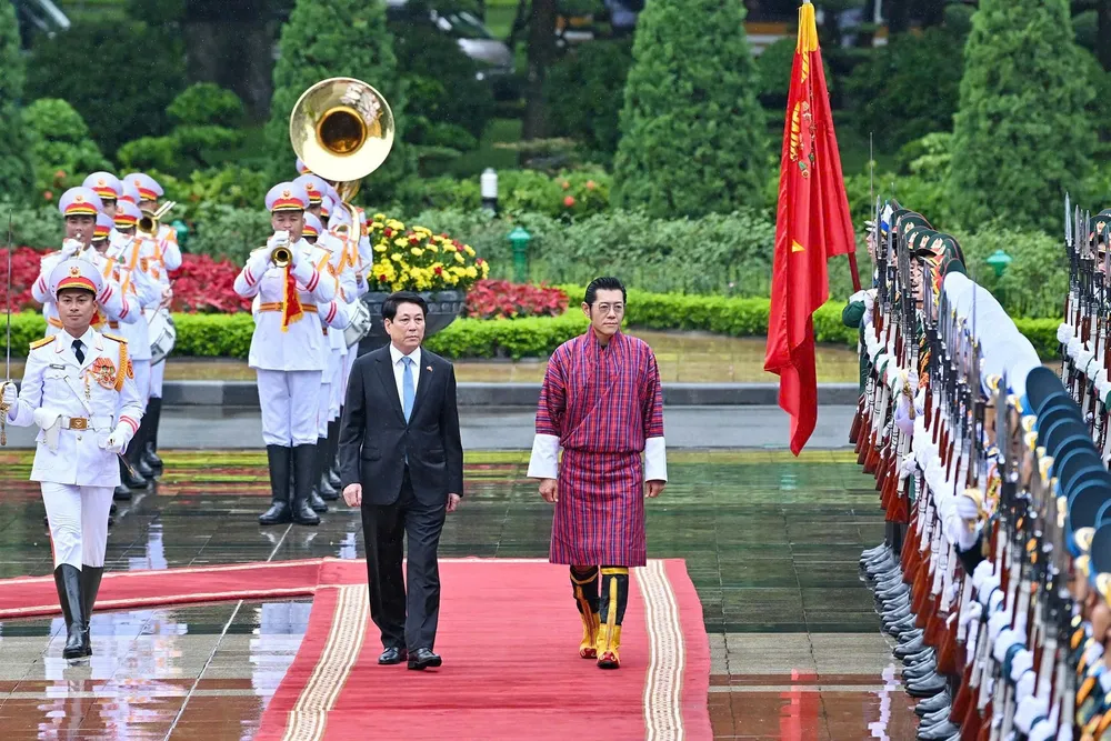 Chủ tịch nước Lương Cường và Quốc vương Jigme Khesar Namgyel Wangchuck duyệt đội danh dự Quân đội nhân dân Việt Nam tại lễ đón chính thức, sáng 19-8. Ảnh: QUANG PHÚC. 1000007876.jpg