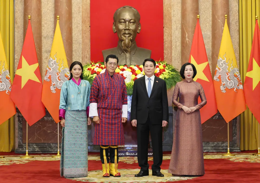 Chủ tịch nước Lương Cường và Quốc vương Jigme Khesar Namgyel Wangchuck chụp ảnh chung trước khi tiến hành hội đàm, sáng 19-8. Ảnh: QUANG PHÚC 1000007881.jpg