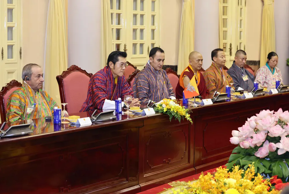 Chủ tịch nước Lương Cường và Quốc vương Jigme Khesar Namgyel Wangchuck hội đàm sáng 19-8. Ảnh: QUANG PHÚC 1000007882.jpg