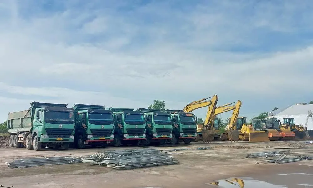 Các phương tiện của nhà thầu tập kết để thi công ngay sau lễ khởi công Cảng hàng không quốc tế Gia Bình. 1000007891.jpg