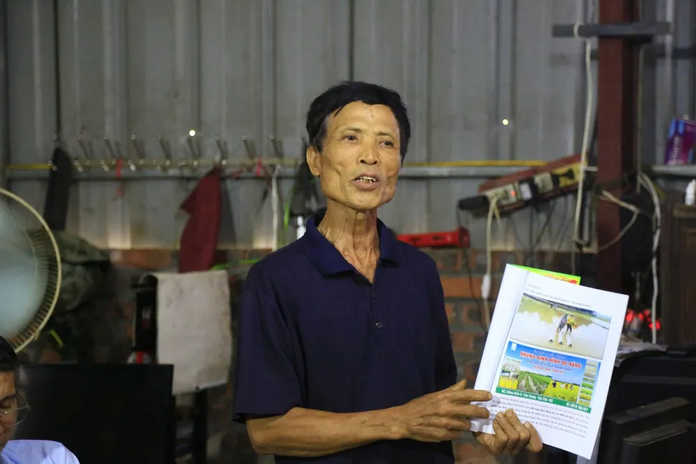 Ông Nguyễn Đức Thành (sinh năm 1959, tỉnh Bắc Ninh) là tác giả công trình “Cột cảnh báo nước lũ, nước dâng bằng tín hiệu và pháo hiệu”. Ảnh: HÀ NGUYỄN