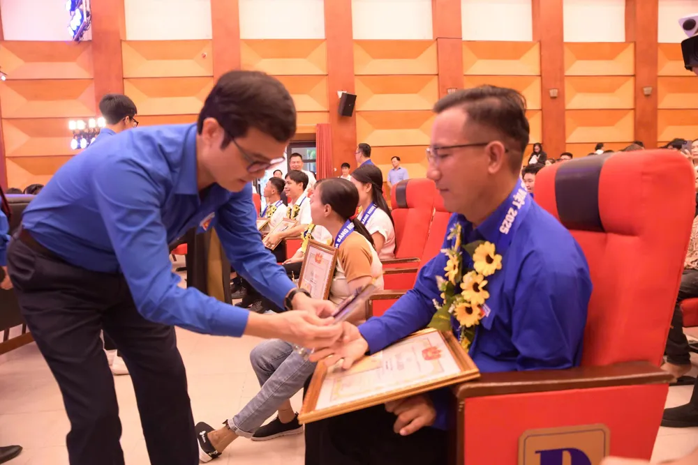 Der Erste Sekretär der Central Youth Union, Bui Quang Huy, verlieh Ehrenurkunden an geehrte Personen. 1000007963.jpg