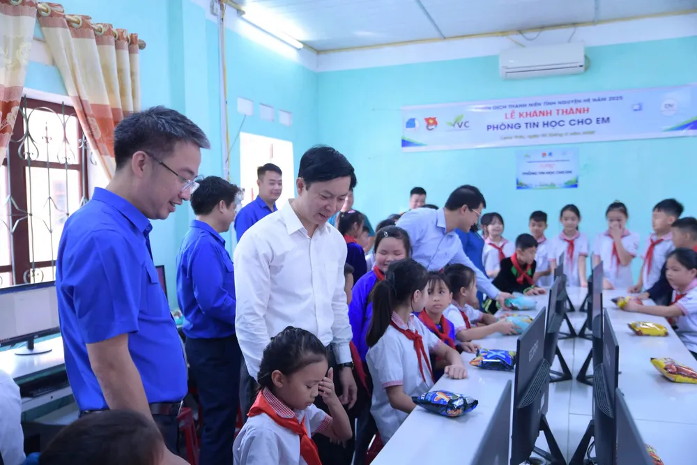 Đại diện Trung ương Đoàn chứng kiến các em học sinh sử dụng thiết bị tin học vừa được trang bị 1000008028.jpg