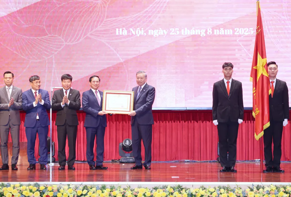 Tổng Bí thư Tô Lâm trao Huân chương Lao động hạng Nhất tặng Bộ Ngoại giao. Ảnh: QUANG PHÚC TBT 10.jpg