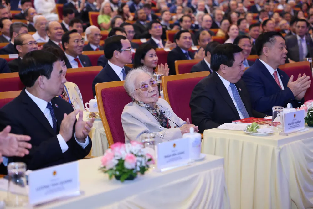 Bà Nguyễn Thị Bình, nguyên Phó Chủ tịch nước, nguyên Bộ trưởng Bộ Ngoại giao Chính phủ Cách mạng lâm thời Cộng hòa miền Nam Việt Nam dự Lễ kỷ niệm 80 năm Ngày thành lập ngành Ngoại giao Việt Nam. Ảnh: QUANG PHÚC TBT5.jpg