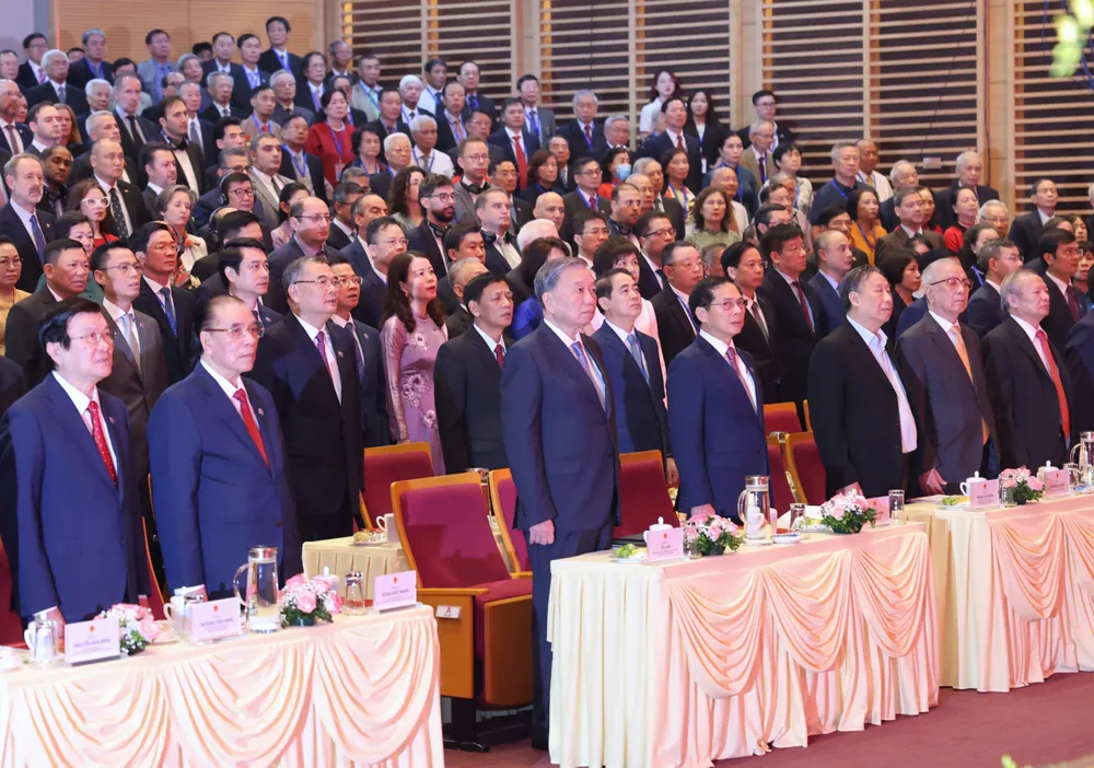 Tổng Bí thư Tô Lâm và các đồng chí lãnh đạo, nguyên lãnh đạo Đảng, Nhà nước thực hiện nghi thức chào cờ tại lễ kỷ niệm, sáng 25-8. Ảnh: QUANG PHÚC TBT7.jpg