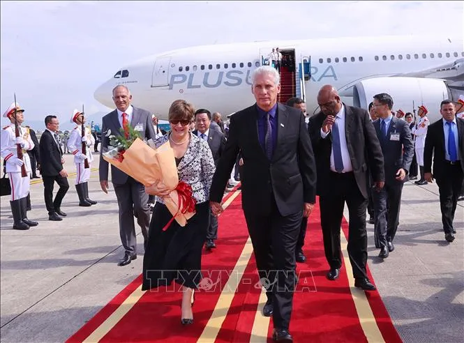 Bí thư thứ nhất, Chủ tịch nước Cuba và phu nhân đến Hà Nội, bắt đầu thăm cấp Nhà nước tới Việt Nam. Ảnh TTXVN 1000008260.jpg