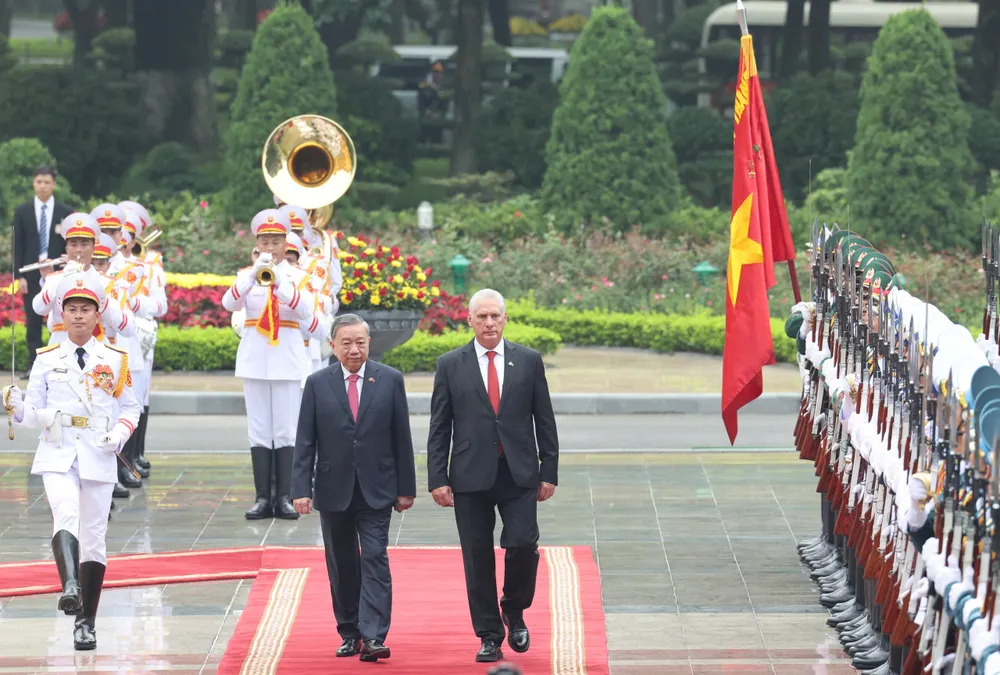 Tổng Bí thư Tô Lâm và Bí thư thứ Nhất, Chủ tịch nước Cuba Miguel Díaz-Canel Bermúdez duyệt đội danh dự Quân đội Nhân dân Việt Nam tại lễ đón, sáng 1-9. Ảnh: QUANG PHÚC 1000008323.jpg