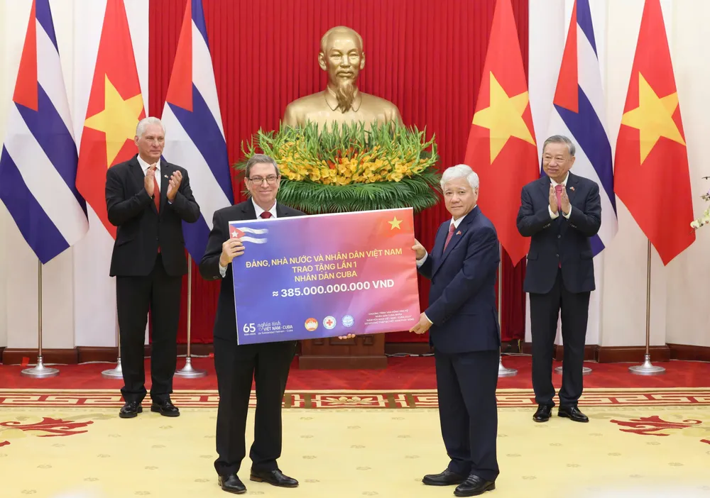 Lễ trao biểu trưng quà tặng tương đương 385 tỷ đồng của Đảng, Nhà nước và nhân dân Việt Nam tới nhân dân Cuba, sáng 1-9. Ảnh: QUANG PHÚC 1000008333.jpg