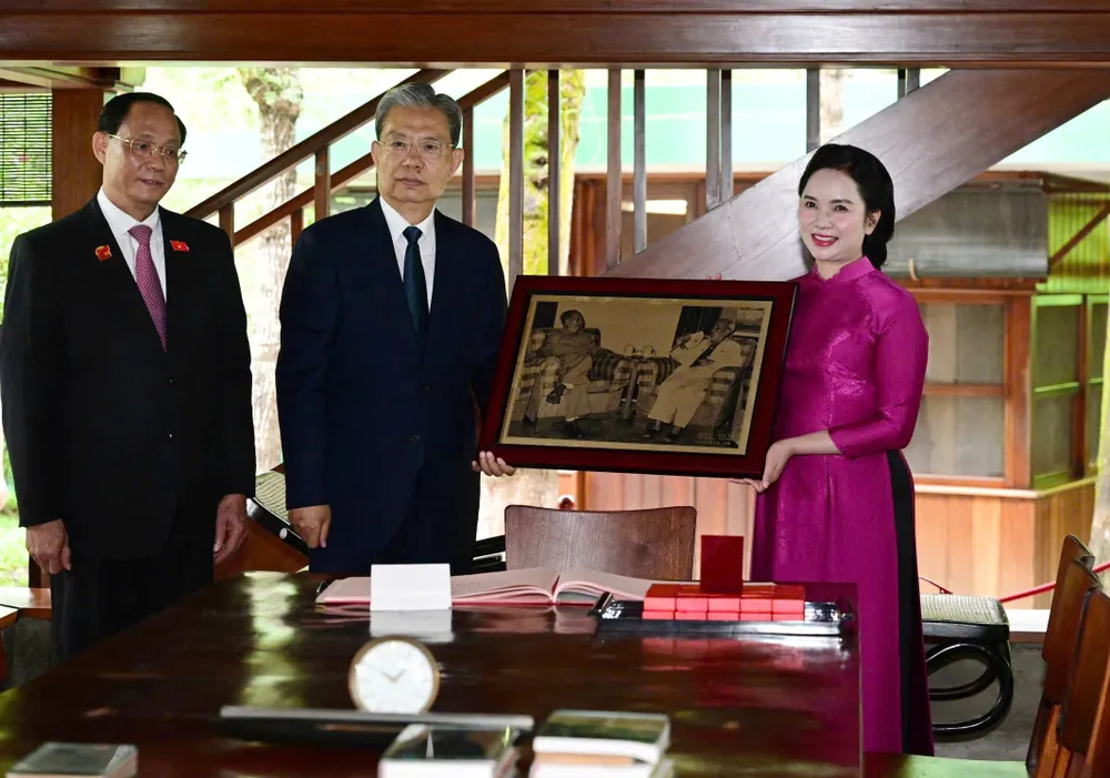 Đồng chí Triệu Lạc Tế thăm khu di tích Chủ tịch Hồ Chí Minh tại Phủ Chủ tịch, tặng quà lưu niệm đến khu di tích. Ảnh: QUANG PHÚC. 1000008345.jpg