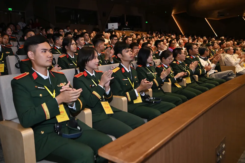 Đông đảo đại biểu, các thế hệ lưu học sinh, sinh viên Việt Nam và Cuba tham dự lễ mít tinh. Ảnh: QUANG PHÚC 1000008361.jpg