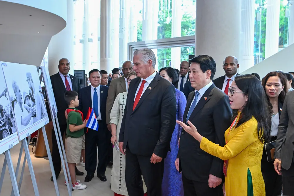 Chủ tịch nước Lương Cường và Bí thư thứ nhất, Chủ tịch nước Cuba Miguel Díaz Canel Bermúdez tham quan triển lãm ngay trước lễ mít tinh chiều 1-9. Ảnh: QUANG PHÚC 1000008375.jpg