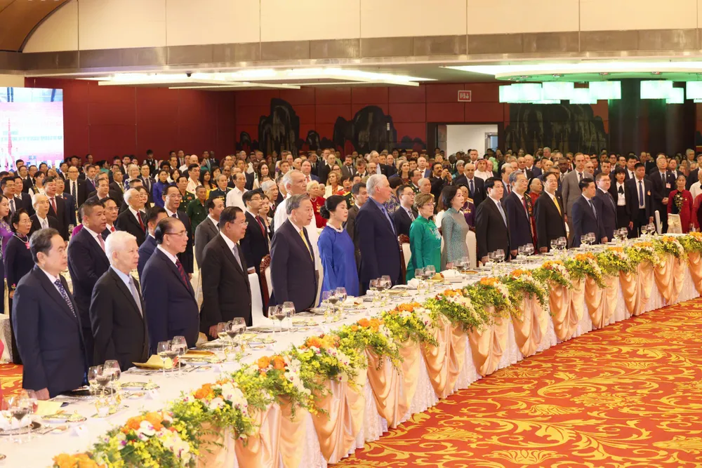 Tổng Bí thư Tô Lâm và các đồng chí lãnh đạo, nguyên lãnh đạo Đảng, Nhà nước cùng các đại biểu thực hiện nghi thức chào cờ tại buổi lễ, chiều 1-9. Ảnh: QUANG PHÚC 1000008387.jpg