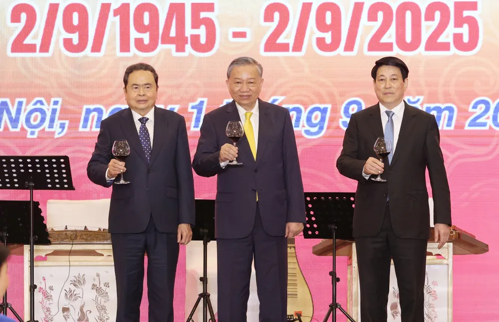 Tổng Bí thư Tô Lâm, Chủ tịch nước Lương Cường và Chủ tịch Quốc hội Trần Thanh Mẫn nâng ly chúc mừng các đại biểu dự lễ chiêu đãi trọng thể, chiều 1-9. Ảnh: QUANG PHÚC 1000008394.jpg