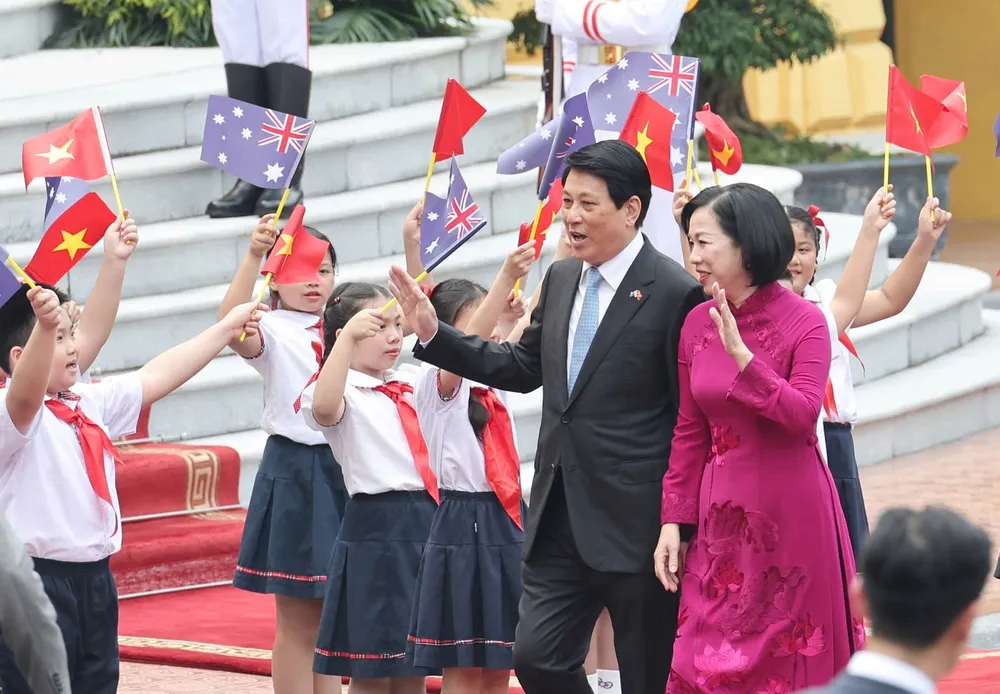 Chủ tịch nước Lương Cường và phu nhân trong lễ đón Toàn quyền Australia Sam Mostyn và phu quân. Ảnh: QUANG PHÚC 1000009188.jpg