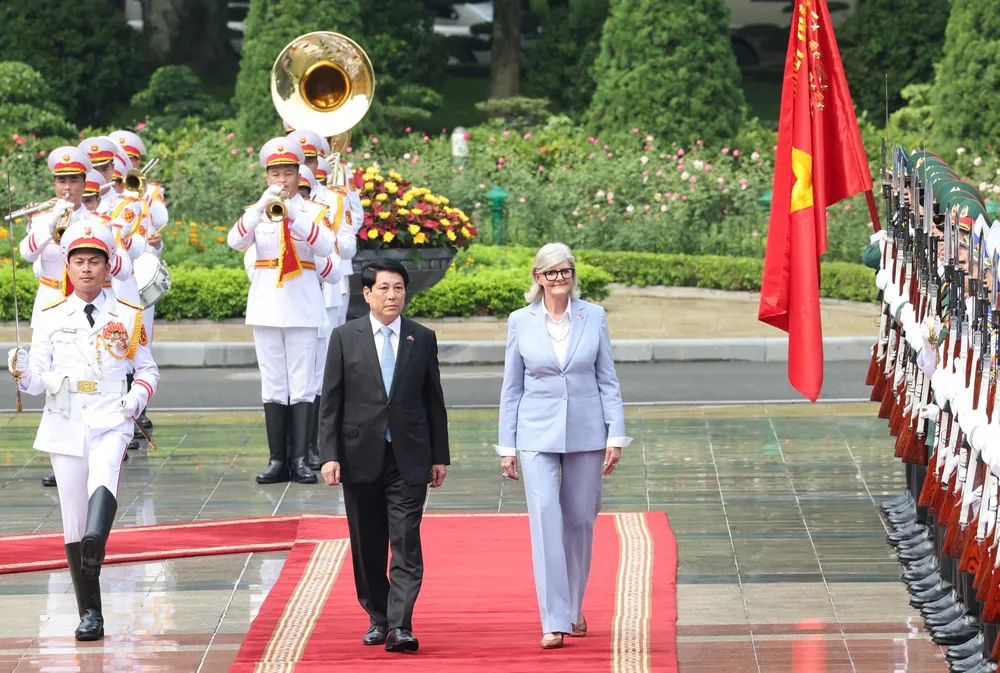 Chủ tịch nước Lương Cường và Toàn quyền Australia Sam Mostyn duyệt đội danh dự Quân đội nhân dân Việt Nam. Ảnh: QUANG PHÚC 1000009192.jpg