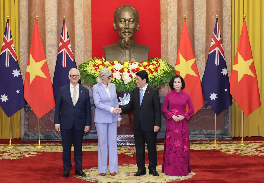 Chủ tịch nước Lương Cường và phu nhân cùng Toàn quyền Australia Sam Mostyn và phu quân chụp ảnh chung trước khi vào hội đàm. Ảnh: QUANG PHÚC 1000009197.jpg