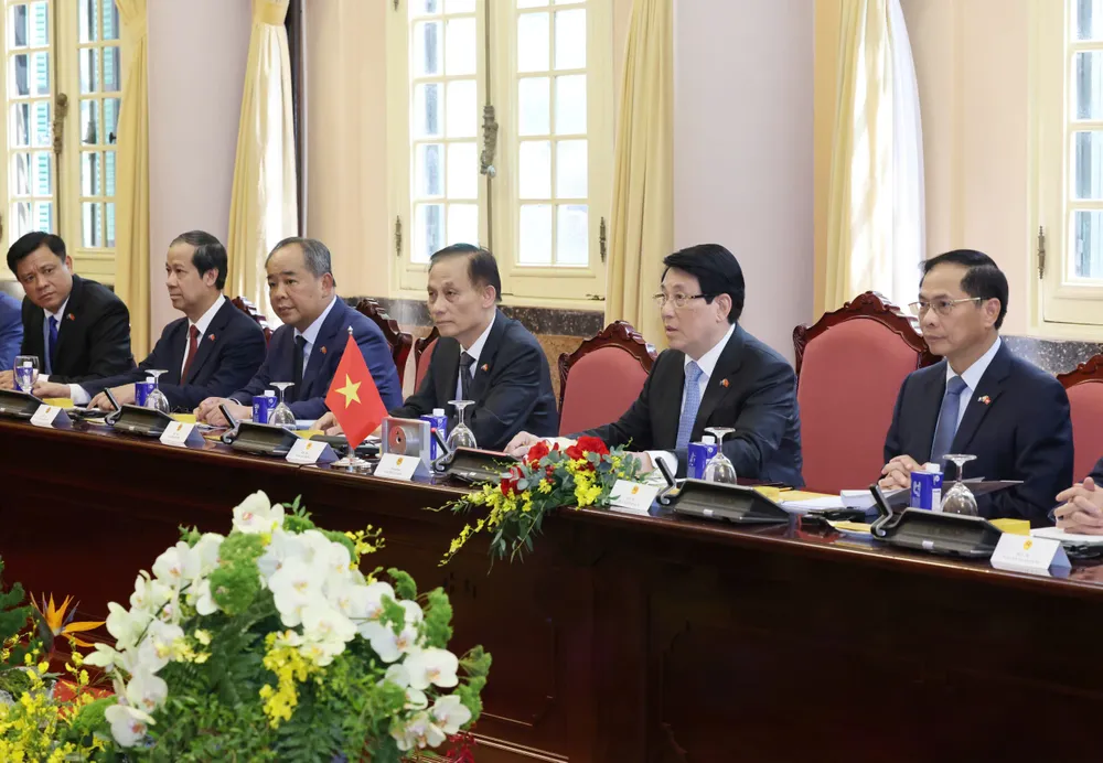 Chủ tịch nước Lương Cường và các đại biểu phía Việt Nam tại hội đàm với Toàn quyền Australia Sam Mostyn, chiều 10-9. Ảnh: QUANG PHÚC 1000009200.jpg
