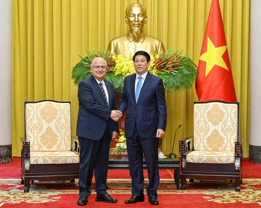 Chủ tịch nước Lương Cường và Bộ trưởng Bộ Quốc phòng Thổ Nhĩ Kỳ Yasar Guler, sáng 11-9. Ảnh: VIẾT CHUNG CTN 3.jpg