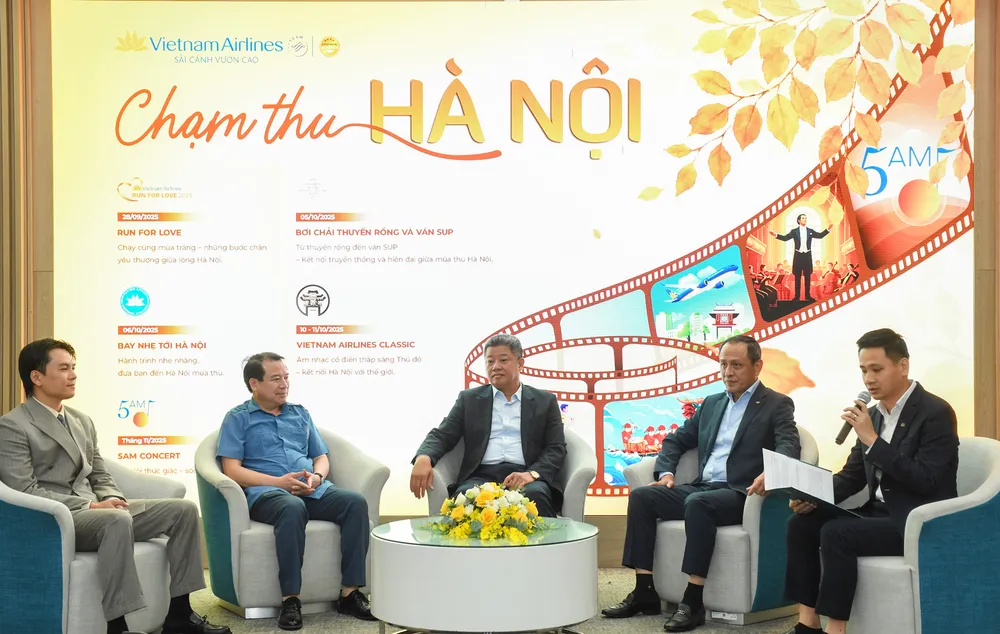 Các đại biểu trao đổi về ý nghĩa đặc biệt của chuỗi sự kiện “Chạm thu Hà Nội” 1000010252.jpg