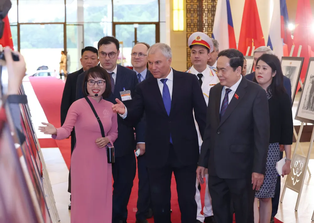 Chủ tịch Quốc hội Trần Thanh Mẫn đón Chủ tịch Duma Quốc gia Nga Vyacheslav Volodin, chiều 28-9. Ảnh: QUANG PHÚC 1000011161.jpg
