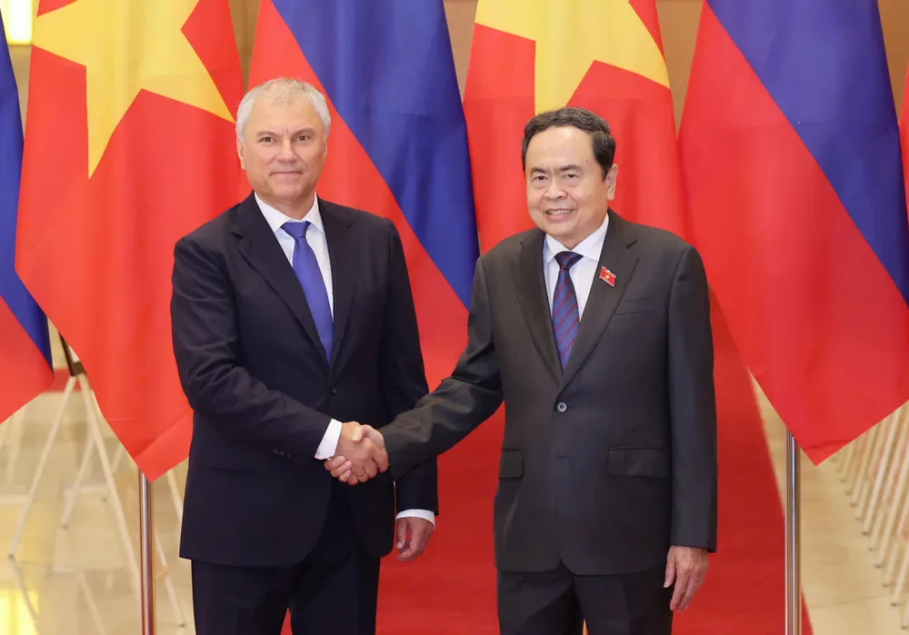 Chủ tịch Quốc hội Trần Thanh Mẫn và Chủ tịch Duma Quốc gia Nga Vyacheslav Volodin tại lễ đón, chiều 28-9. Ảnh: QUANG PHÚC 1000011164.jpg