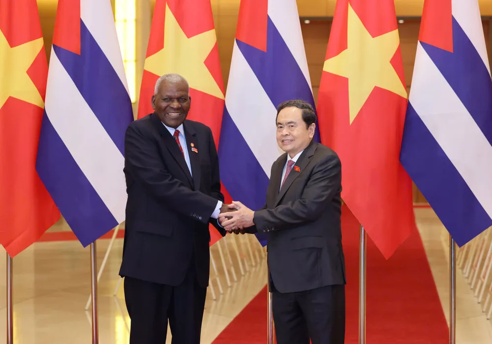 Chủ tịch Quốc hội Trần Thanh Mẫn và Chủ tịch Quốc hội Chính quyền nhân dân và Hội đồng Nhà nước Cuba Esteban Lazo Hernández tại lễ đón chính thức. Ảnh: VIẾT CHUNG 1000011294.jpg