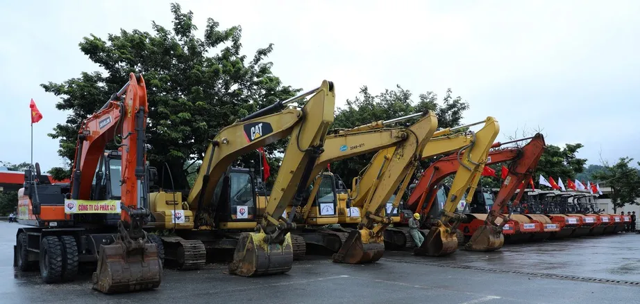 Các nhà thầu tập trung thiết bị để khởi công dự án xây dựng mở rộng đoạn Yên Bái - Lào Cai ngày 1-10 KC2.jpg