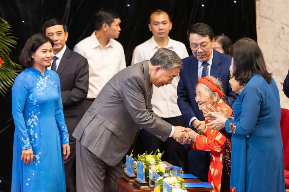 Tổng Bí thư Tô Lâm chào mừng các đại biểu Bà mẹ Việt Nam Anh hùng đến dự sự kiện ngày 2-10. Ảnh: VIẾT CHUNG 1000011832.jpg
